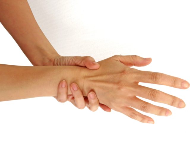 【スマホやPCで手首が痛い…】腱鞘炎について詳しく解説！