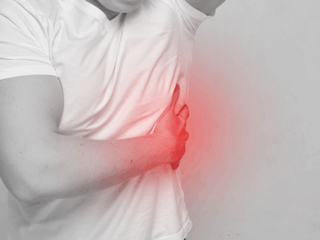 【呼吸するだけで痛い…】それ、肋間神経痛かも？原因と対策を徹底解説！