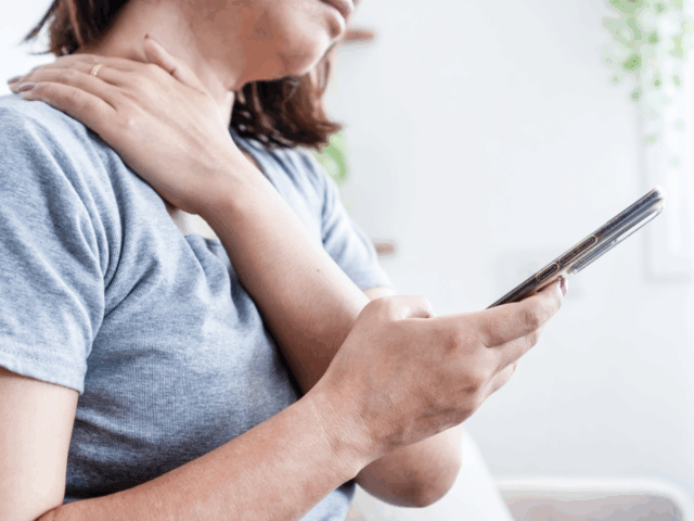 【肩が重くて辛い…】その肩こり、放っておいて大丈夫？